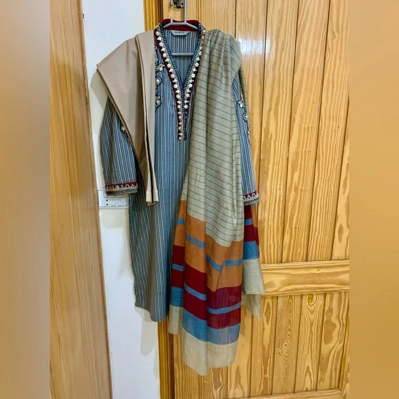 Maria. B. 3 pc Winter Dress - Picture 4 of 16